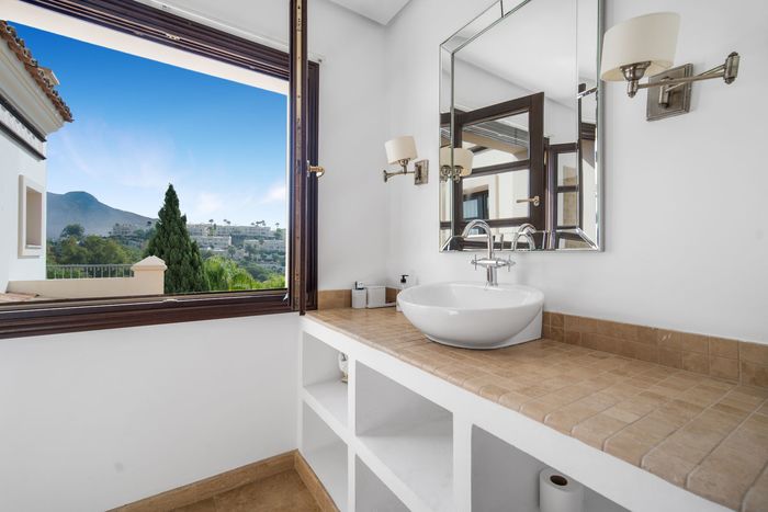 Fotografie nemovitosti - Španělsko - Marbella, luxusní vila 671 m2 + terasa 35 m2, výhled, zahrada, bazén