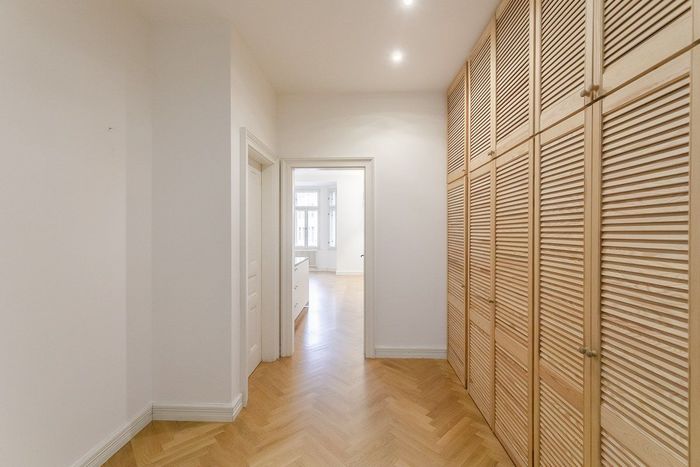 Fotografie nemovitosti - K pronájmu krásný, světlý částečně zařízený byt 3+kk (81,3m2), sklep, 2x balkon, ulice Vozová, Praha