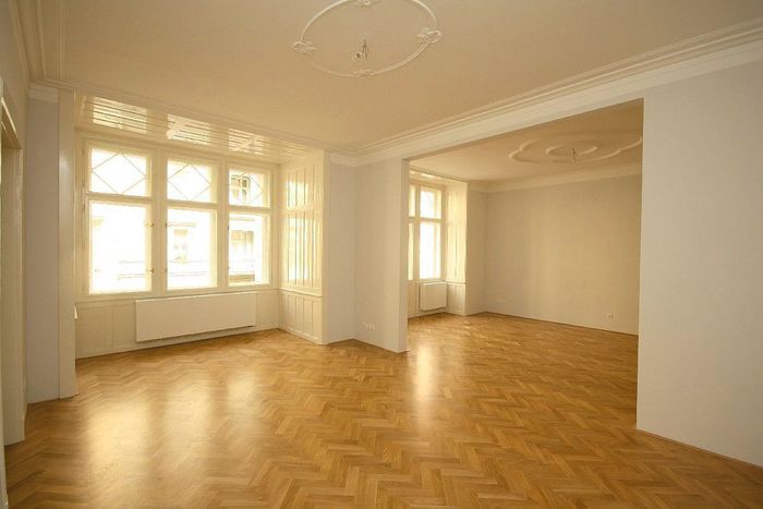Fotografie nemovitosti - Praha, stylový nezařízený byt k pronájmu 5+1 (147m2), ulice Polská, Vinohrady, balkon