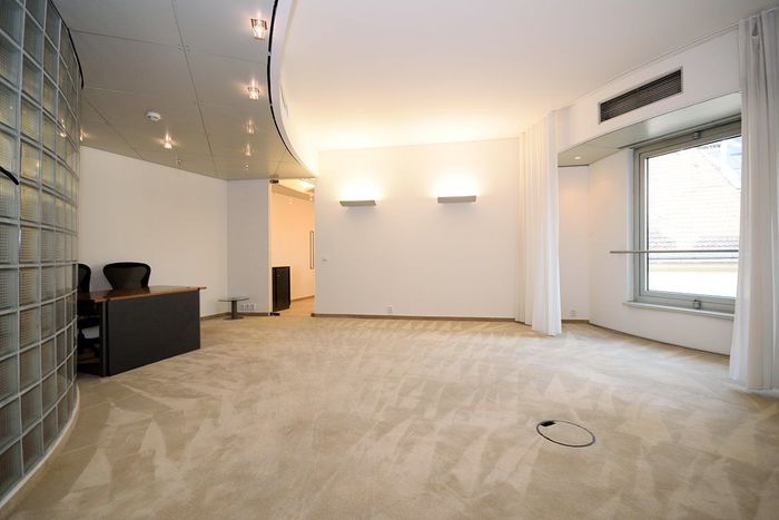 Fotografie nemovitosti - Atraktivní kancelářské prostory 16m2 k pronájmu, Tančící dům, ul.Jiráskovo nám.