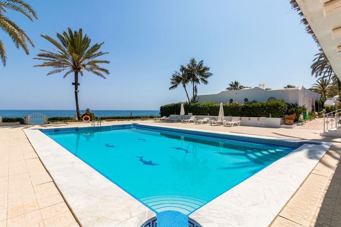 Fotografie nemovitosti - Costa del Sol, apartment 4+kt, right on the beach, 103 m2 + terrace 30 m2, swimming pool