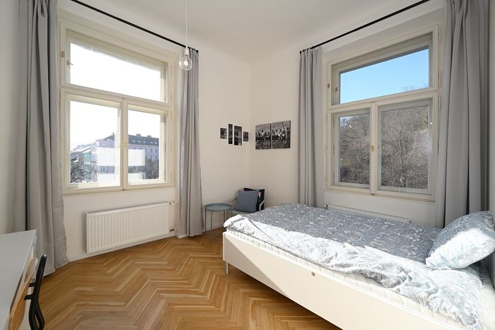Fotografie nemovitosti - Prague, residential living, rent of a beautiful room of 14 m2, náměstí Kinských,available from June