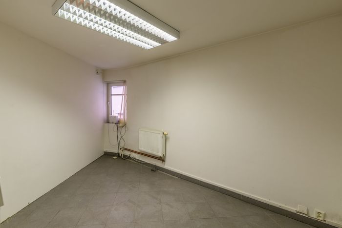 Fotografie nemovitosti - Praha 10, nezařízené kanceláře 220 m2 k pronájmu, parkování na pozemku, ulice V olšinách, Strašnice