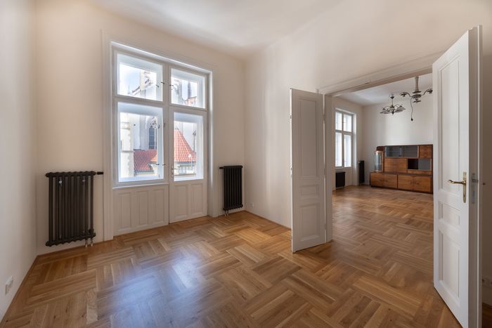 Fotografie nemovitosti - Prostorný byt 2+kk (80m2) k pronájmu, 2 balkony, perfektní lokalita, Praha 1- Maiselova ulice