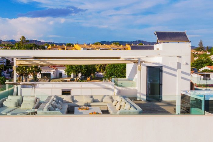Fotografie nemovitosti - Španělsko - Marbella, luxusní vila k prodeji, exkluzivní lokalita přímo u pláže, bazén