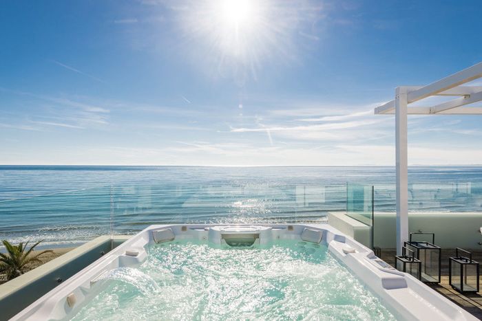 Fotografie nemovitosti - Španělsko - Marbella, luxusní vila k prodeji, exkluzivní lokalita přímo u pláže, bazén