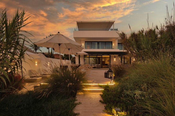 Fotografie nemovitosti - Spain - Marbella, luxury villa for sale, exclusive beachfront location, swimming pool