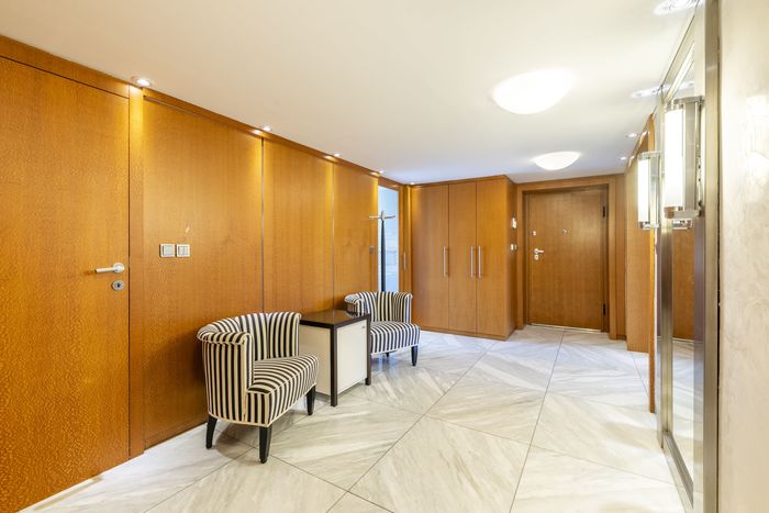 Fotografie nemovitosti - Luxusní zařízený byt 4+1 k pronájmu po rekonstrukci, Smetanovo nábřeží, Staré Město, 160 m2.