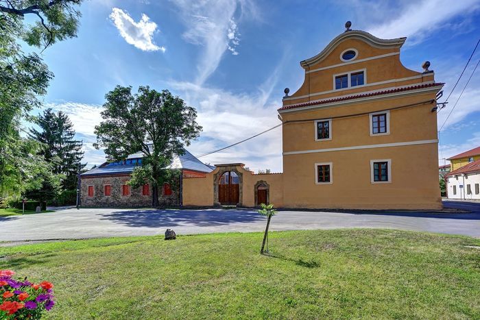 Fotografie nemovitosti - Historical building for sale, land 2782 m2, village Tursko, Prague - west