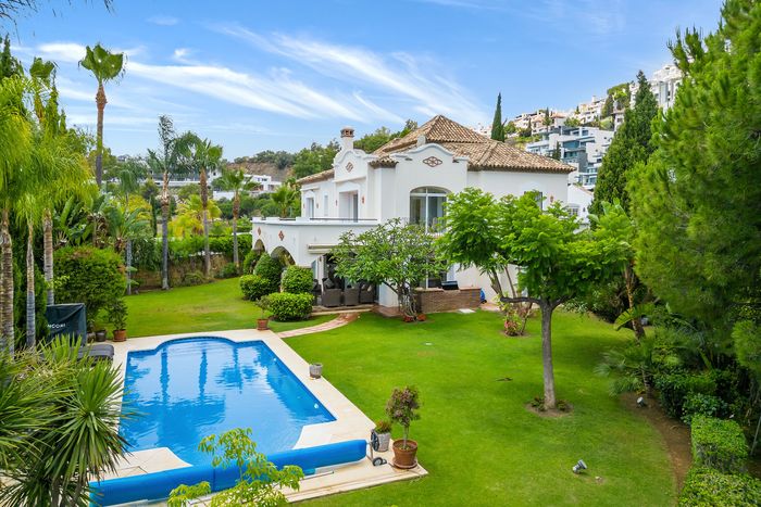 Fotografie nemovitosti - Španělsko - Marbella, luxusní vila 536 m2 + terasa 99 m2, 5 ložnic, výhled, zahrada, vyhřívaný bazén
