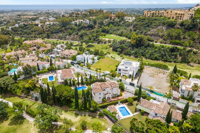 Fotografie nemovitosti - Španělsko - Marbella, luxusní vila 536 m2 + terasa 99 m2, 5 ložnic, výhled, zahrada, vyhřívaný bazén