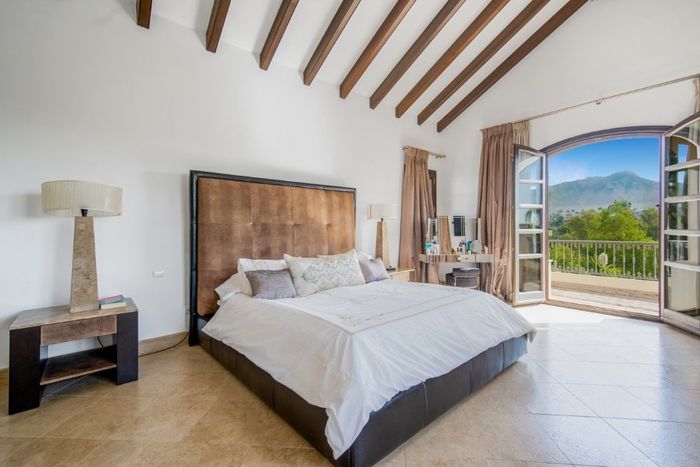 Fotografie nemovitosti - Španělsko - Marbella, luxusní vila 671 m2 + terasa 35 m2, výhled, zahrada, bazén