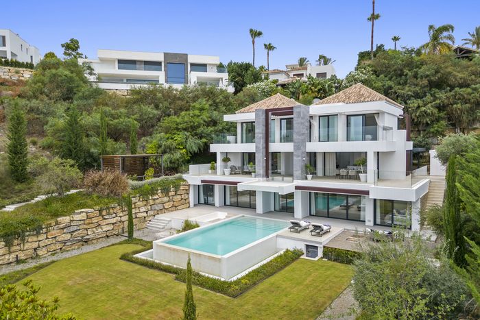 Fotografie nemovitosti - Španělsko - Marbella, luxusní vila 704 m2 + terasa 214 m2, výhled na moře, zahrada, bazén