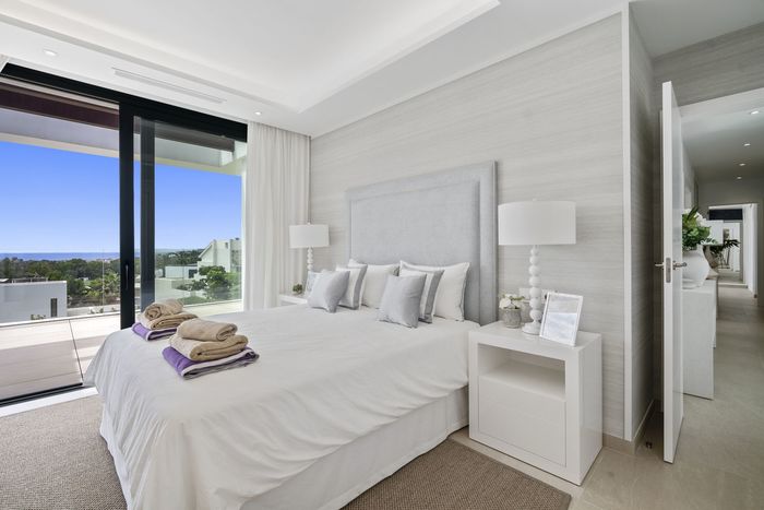 Fotografie nemovitosti - Španělsko - Marbella, luxusní vila 704 m2 + terasa 214 m2, výhled na moře, zahrada, bazén