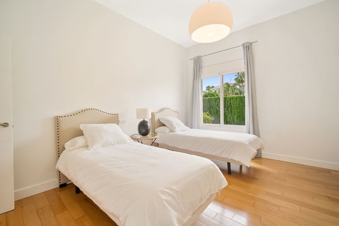 Fotografie nemovitosti - Španělsko - Marbella, luxusní vila 550 m2, 6 ložnic, terasa, výhled, zahrada, bazén