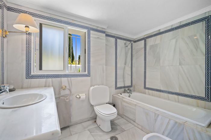 Fotografie nemovitosti - Španělsko - Marbella, luxusní vila 515 m2 + terasa 90 m2, pozemek 4100 m2, bazén