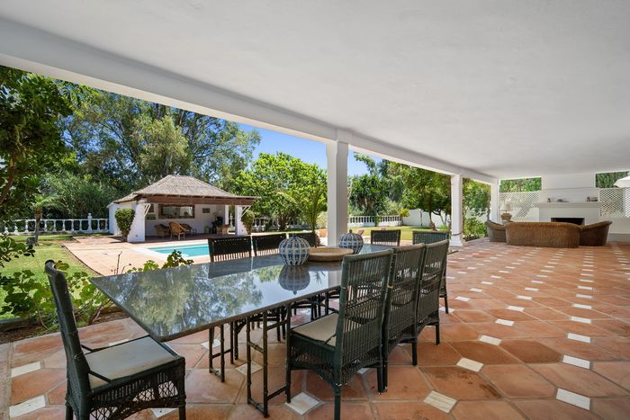 Fotografie nemovitosti - Španělsko - Marbella, luxusní vila 515 m2 + terasa 90 m2, pozemek 4100 m2, bazén