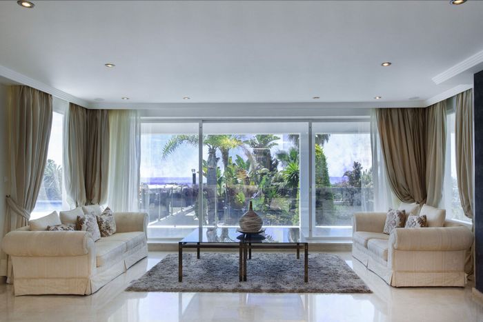 Fotografie nemovitosti - Španělsko - Marbella, luxusní vila 925 m2, terasa, vířivka, výhled, tropická zahrada, bazén