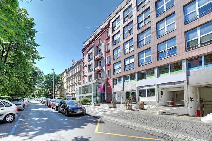 Fotografie nemovitosti - Praha, kancelářské prostory k pronájmu 41 m2, balkón, ulice Londýnská, možnost parkování v garáži.
