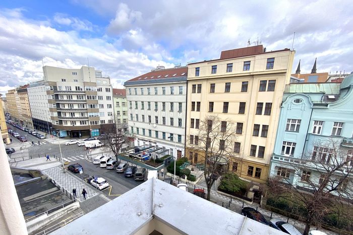 Fotografie nemovitosti - Praha, kancelářské prostory k pronájmu 41 m2, balkón, ulice Londýnská, možnost parkování v garáži.