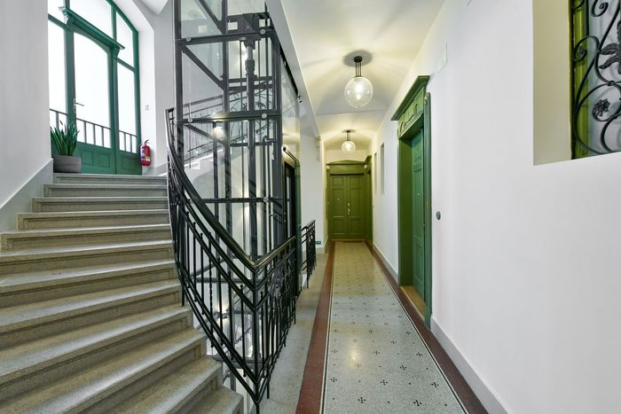 Fotografie nemovitosti - Praha, nezařízený půdní byt 3+kk (156 m2) k pronájmu, klimatizace, Náměstí Jiřího z Poděbrad