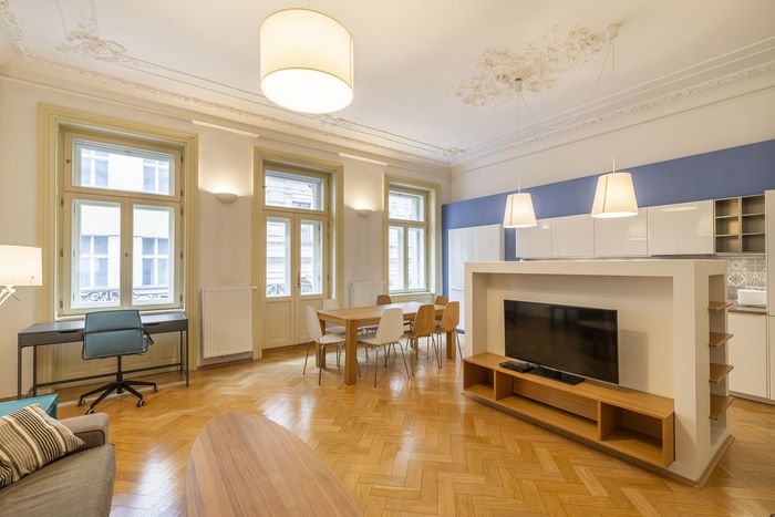 Fotografie nemovitosti - Bright spacious apartment 3+kk for rent, 108 sqm, balcony, Prague 1- Nové Město, Soukenická