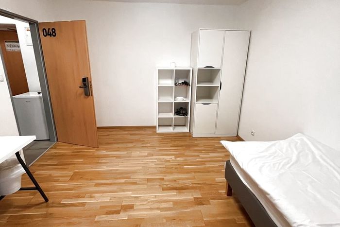 Fotografie nemovitosti - Studentské bydlení, pronájem pokoje 14m2, ulice U Průhonu, Praha 7