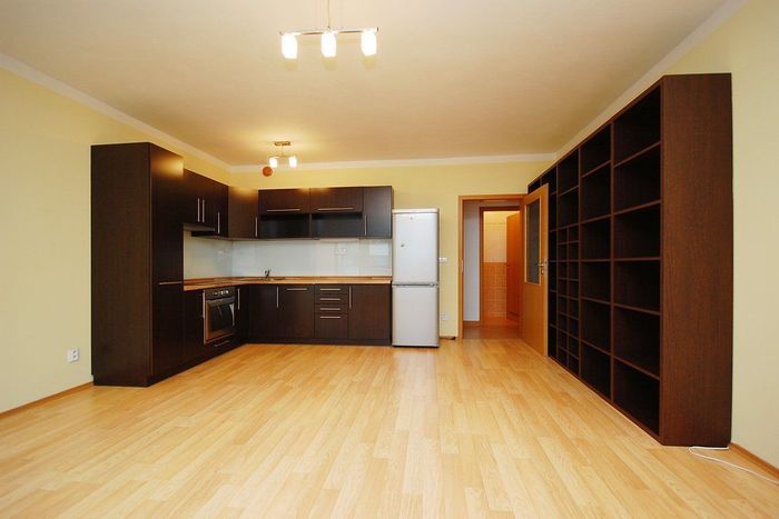 Fotografie nemovitosti - Prague, sunny apartment 3 + kk for rent, 70m2, balcony, cellar, garage, new building, Poupetova str.