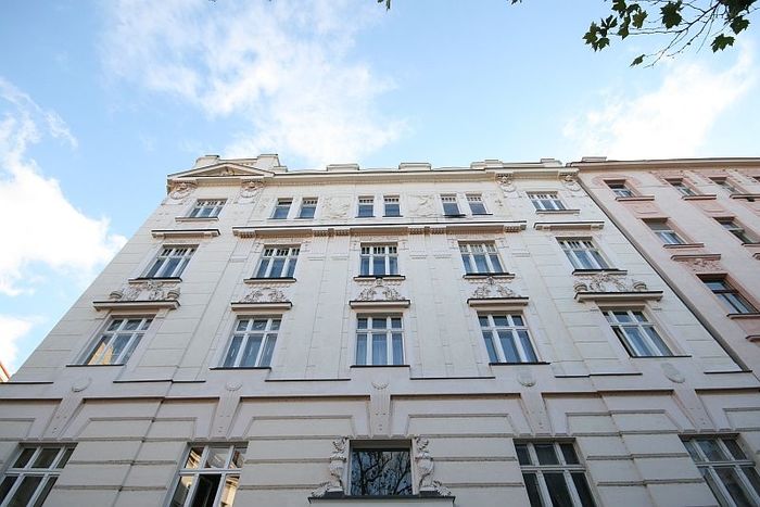 Fotografie nemovitosti - Praha, pronájem, nezařízený mezonetový byt 3+1 (130m2), terasa, klimatizace, Bubeneč, ul. U Akademie