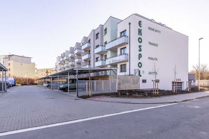 Fotografie nemovitosti - Uhříněves, moderně zařízený byt 1+kk k pronájmu, balkón, sklep, parkování,ulice Františka Diviše.