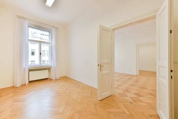 Fotografie nemovitosti - Praha, nezařízené kanceláře 5+1 k pronájmu, 130 m2, balkon, Nové Město, Revoluční ulice