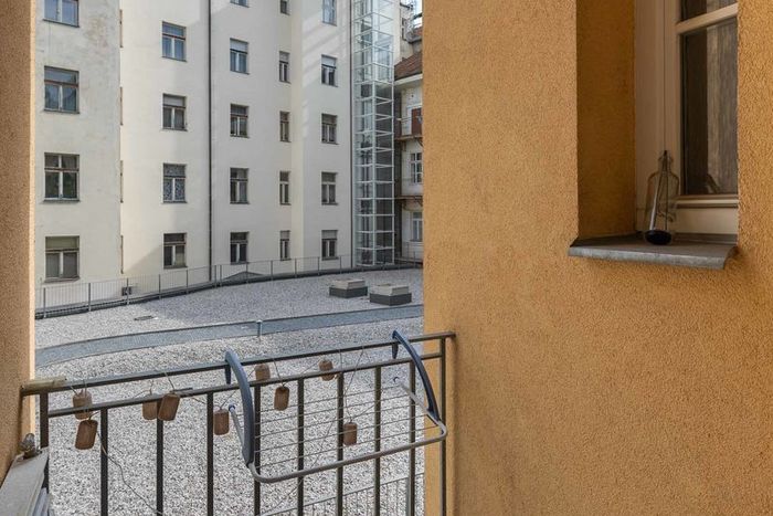 Fotografie nemovitosti - Praha 1, pronájem velmi pěkného bytu 2+1 (76m2) přímo u Václavského nám., balkón, ulice Vodičkova