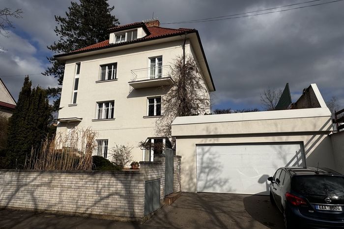 Fotografie nemovitosti - Prague, rent Villa (580 sqm), swimming pool, garage, sauna, garden, str. Nad údolím - Hodkovičky