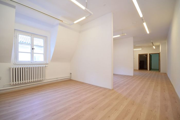 Fotografie nemovitosti - Krásné podkrovní kanceláře k pronájmu 31,5 m2 v nádherné historické budově v Michalské ulici, Praha