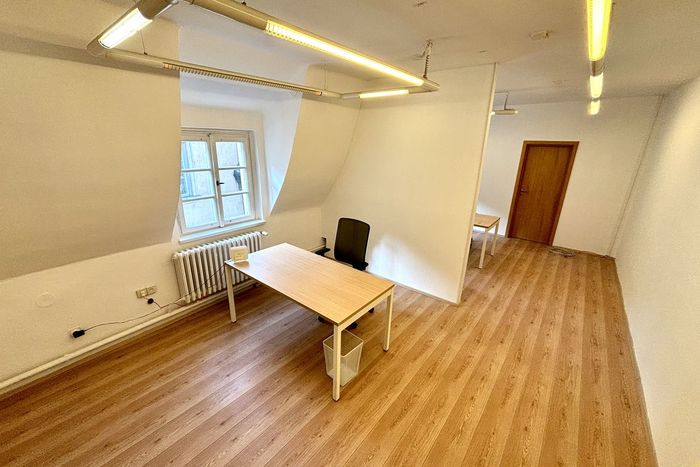 Fotografie nemovitosti - Great attic offices for rent 28,5 sqm.in a beautiful in the historical building in Michalska str.,Pr
