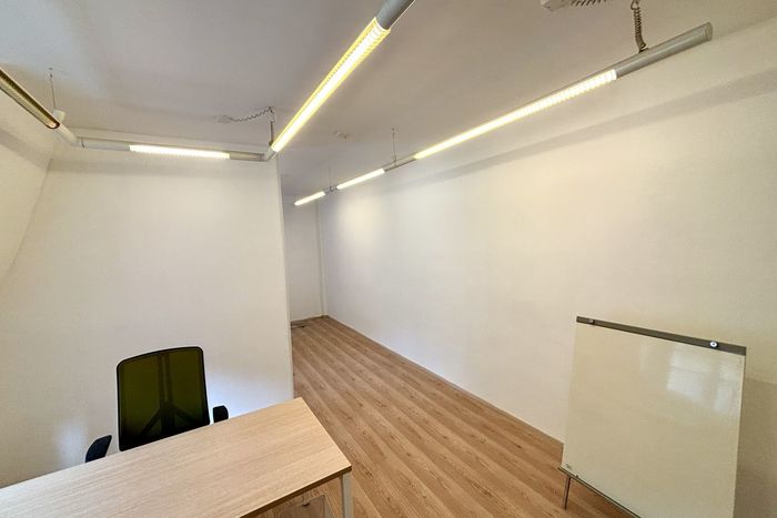 Fotografie nemovitosti - Krásné podkrovní kanceláře k pronájmu 28,5 m2 v nádherné historické budově v Michalské ulici, Praha