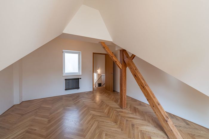 Fotografie nemovitosti - Prostorný byt 2+kk (99 m2) k pronájmu, perfektní lokalita, Praha 1- Maiselova ulice