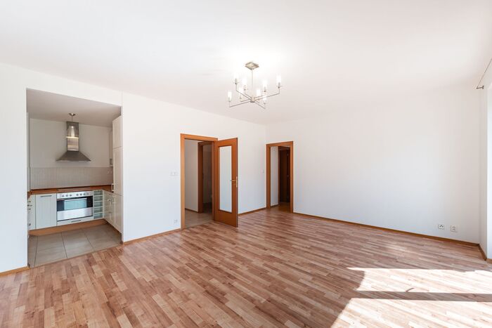 Fotografie nemovitosti - Prague, nice, unfurnished apartment 3+kk for rent, Heinemannova st, balcony, garage, 73 m