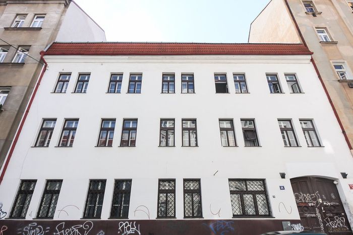Fotografie nemovitosti - Podkrovní zařízený byt 1+kk k pronájmu (29m2), ulice Cimburkova, Praha 3, od září