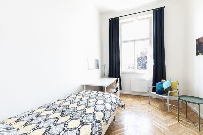 Fotografie nemovitosti - Prague, residential living, rent of a beautiful room of 11 m2, náměstí Kinských,available from July