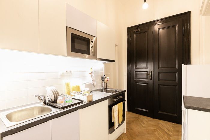 Fotografie nemovitosti - Prague, residential living, rent of a beautiful room of 11 m2, náměstí Kinských,available from July