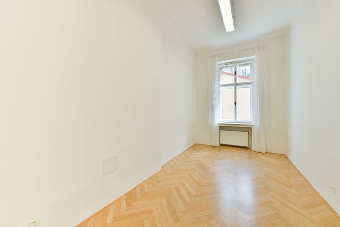 Fotografie nemovitosti - Praha, nezařízený byt 5kk (130 m2) k pronájmu, balkon, Nové Město, Revoluční ulice